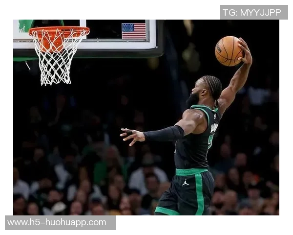 杰伦布朗轻松发挥仅用25分钟便斩获19分6篮板6助攻的精彩表现